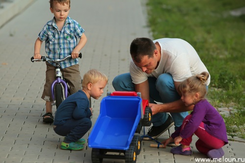 papa poigrai so mnoi